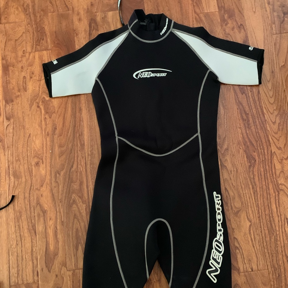 NeoSport Mens Neoprene Wet Suit with Back Zip Black/Grey Short 3/0MM Size Medium